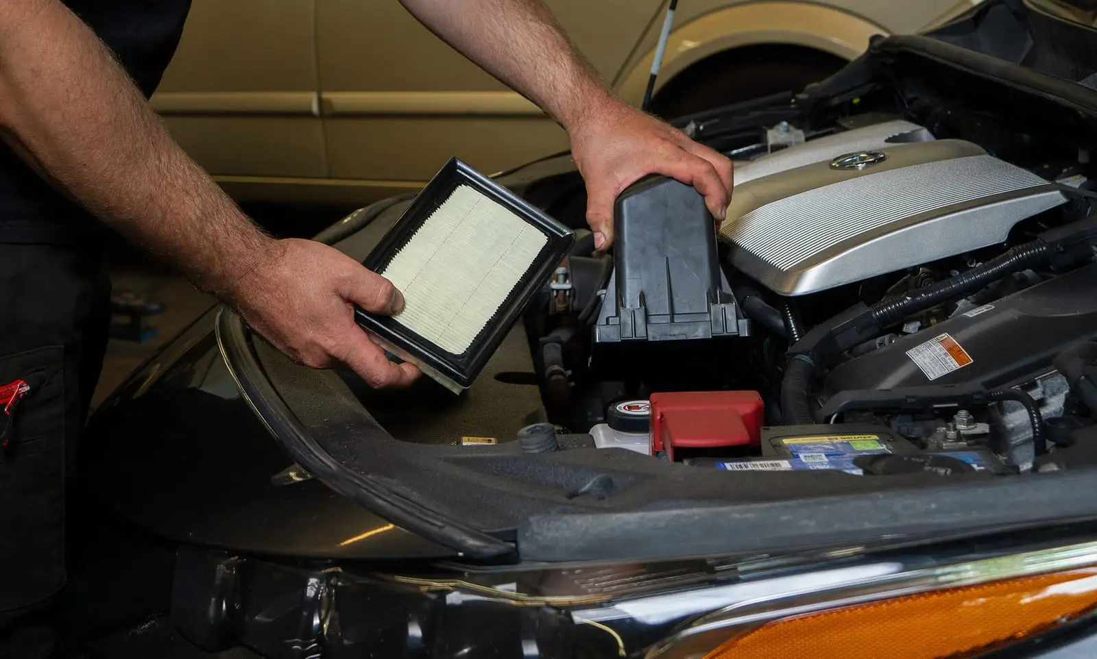 Suodattimen vaihto auton moottoritilassa Autolifen korjaamolla.