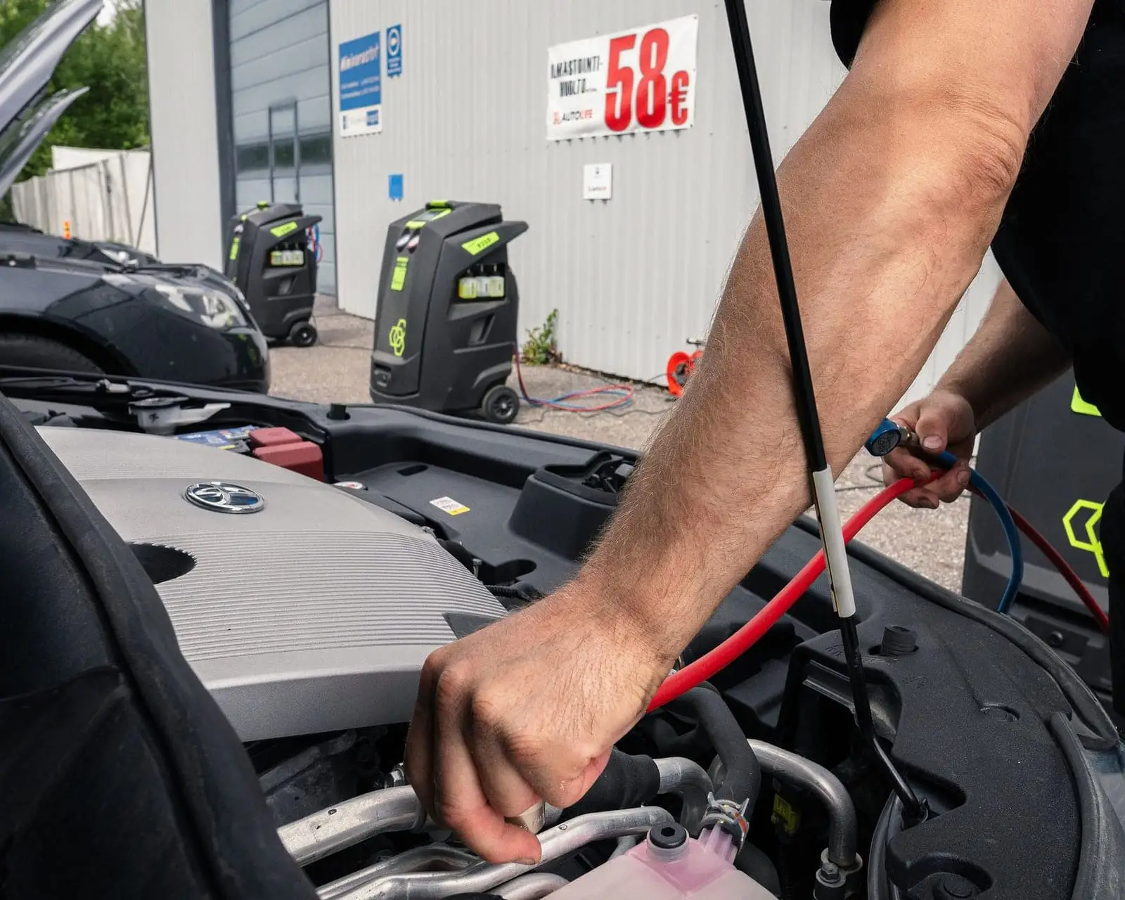 Ilmastointihuoltolaite kytkettynä auton ilmastointijärjestelmään Autolifen korjaamolla.