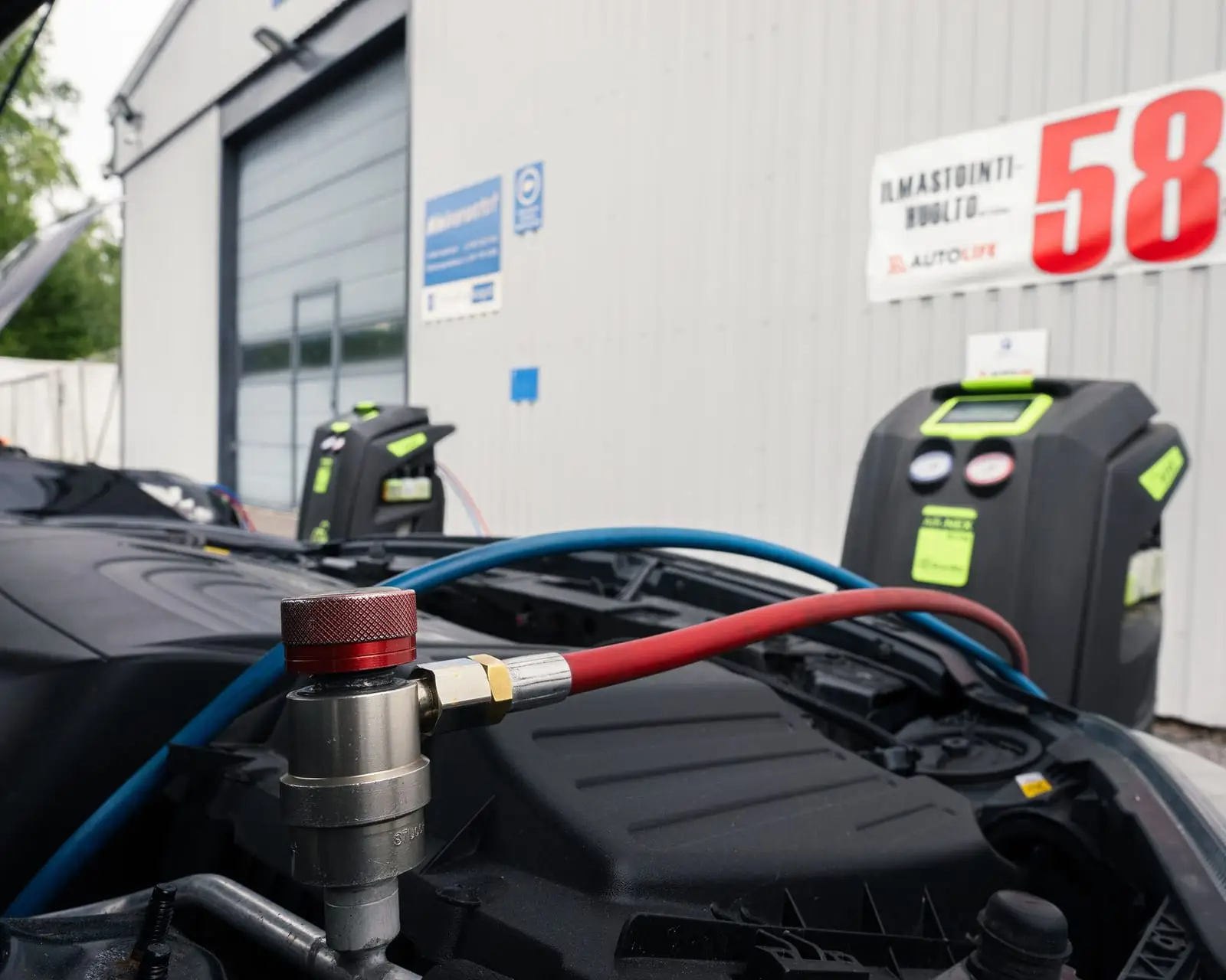 Ilmastointijärjestelmän paineiden mittaus Autolifen korjaamolla Raisiossa.