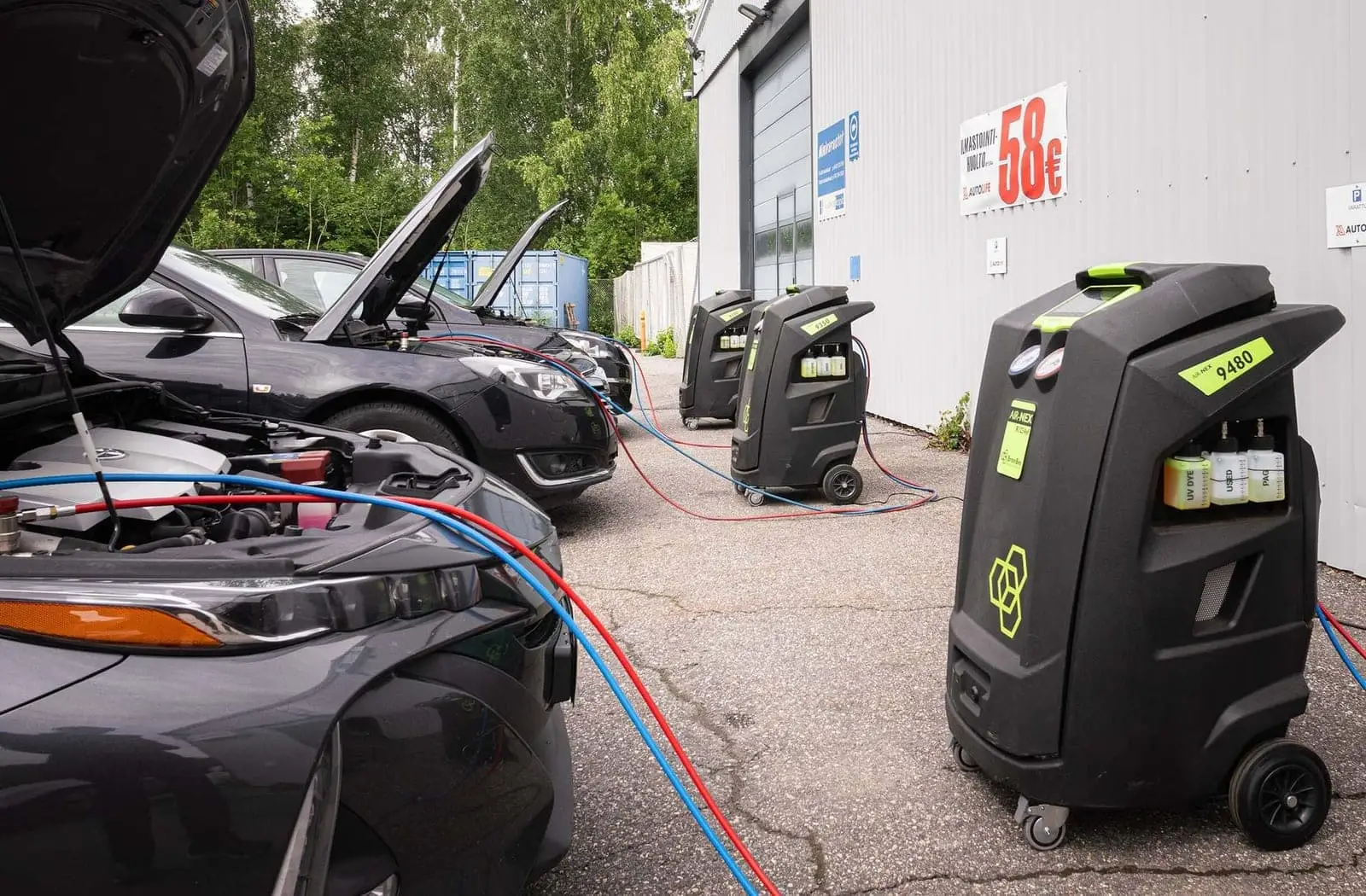 Ilmastointihuoltoja käynnissä Autolifen pihalla Raisiossa keväällä.