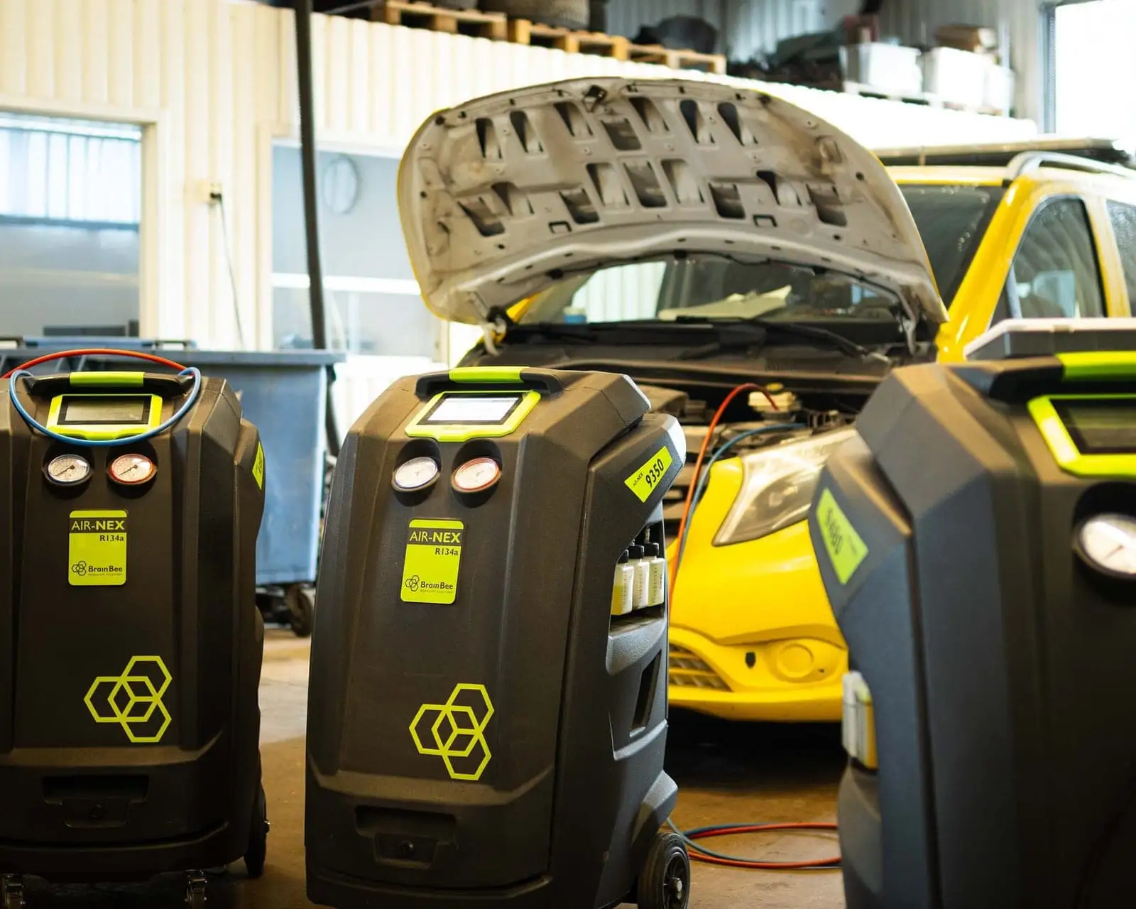 Ilmastointijärjestelmän täyttö ja vuototesti Autolifen korjaamolla.