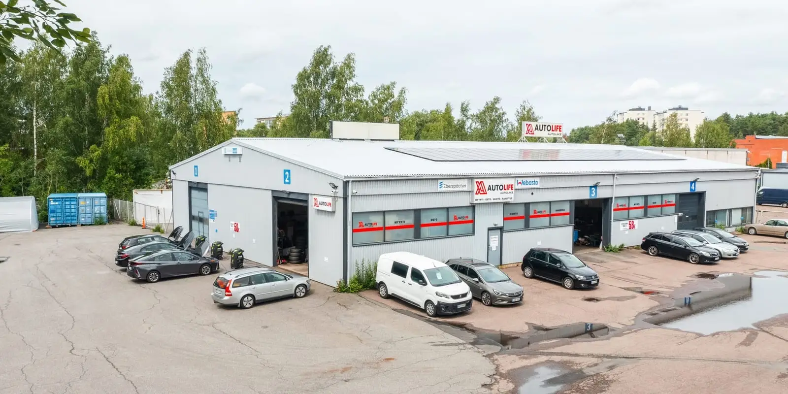 Autolifen toimipiste Purokatu 7:ssä Raisiossa, neljä huoltohallia ja piha-alue.