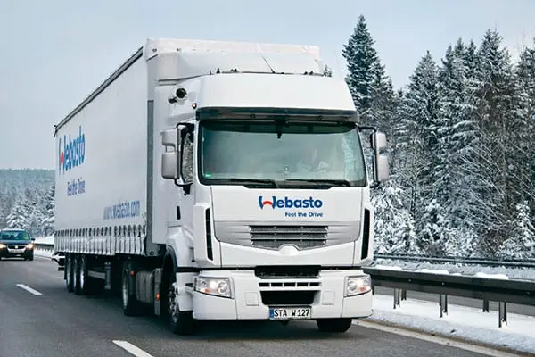 Webasto-autonlämmitin asennettuna raskaan kaluston ohjaamoon.